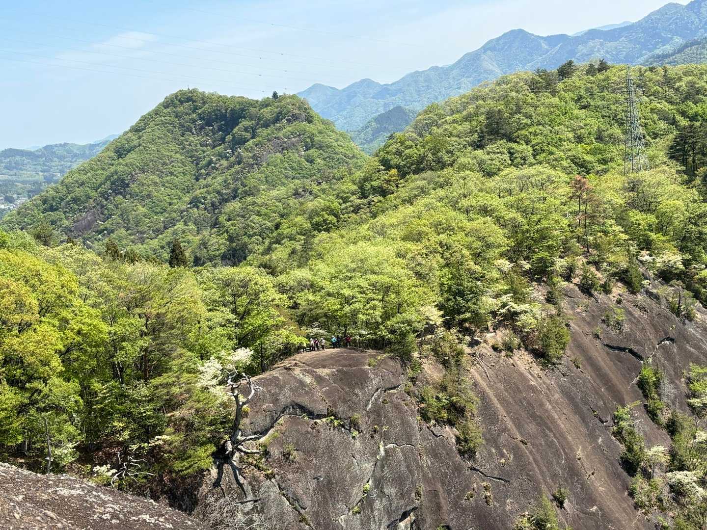 稚児落としに到着。
向かいにはさっき通ってきた岩場。断崖絶壁だ。
人がいるとサイズ感がよくわかる。