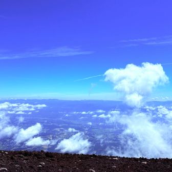 お鉢周りをしながら景色を堪能♪
雲が下がり、素晴らしい眺望が広がります‼️

八甲田山、岩木山は霞んで見えなかったけど…
でも地平線が見えそうな絶景に心を奪われます♪