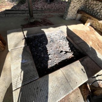 東屋は火がおこせそうな囲炉裏が！