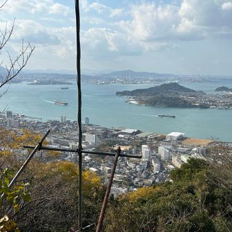 林道をひたすら登り矢筈山へ。
キャンプ場がある。