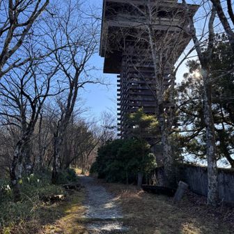 これが“ごまさんスカイタワー”🙄
道の駅は冬季休業に入ってて
ヒト気がなくて寂しい…
紅葉🍁の時期は賑わってたのかな〜