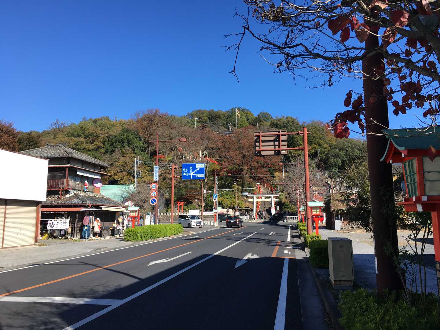 ここから登るようです。京都っぽい。静岡にもあったよね。鎌倉っぽい？
織姫神社だそうです。観光地なんですね。登った上にも駐車場があって、ちょっと興ざめ。静岡はあれだ、浅間神社、賎機山だ。両方とも“機”（はた）がつくねえ。