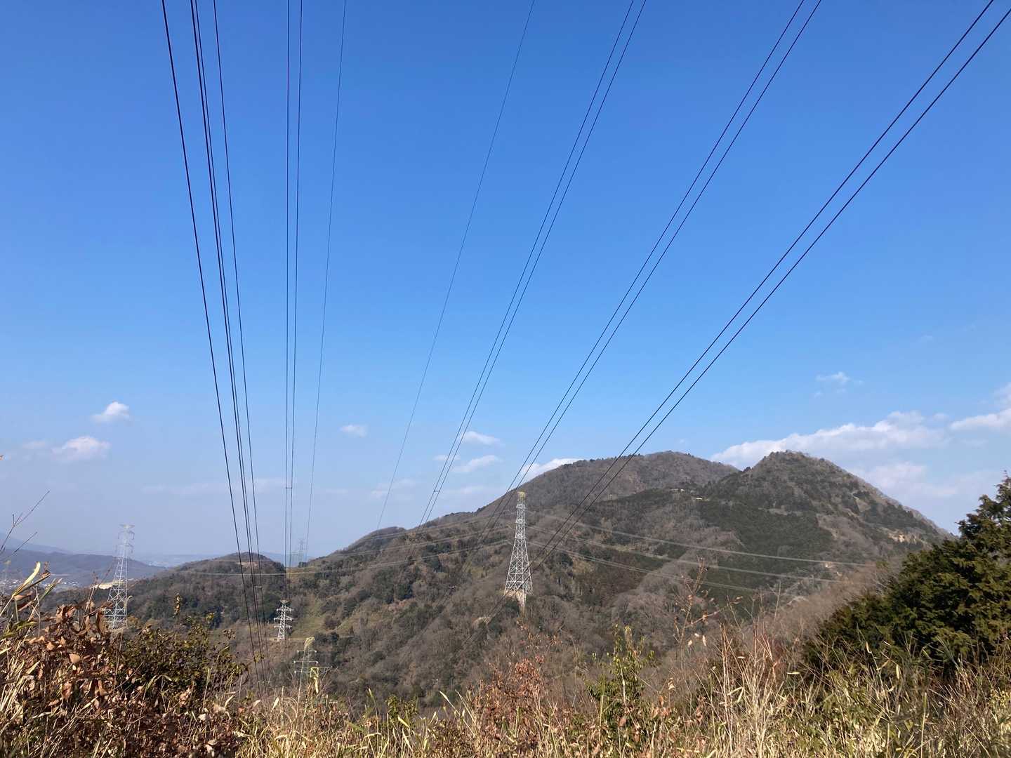 同じ場所から。ここは眺望がすこぶる良い。
あまり見た事の無いアングルで二上山⛰を拝めます😊これは北側の景色。
左端から、烏岳⛰→銀峰⛰→雄岳⛰→雌岳⛰