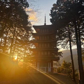 その下には五重塔