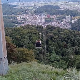 下からこんな感じで、ゴンドラリフトで登れます。
