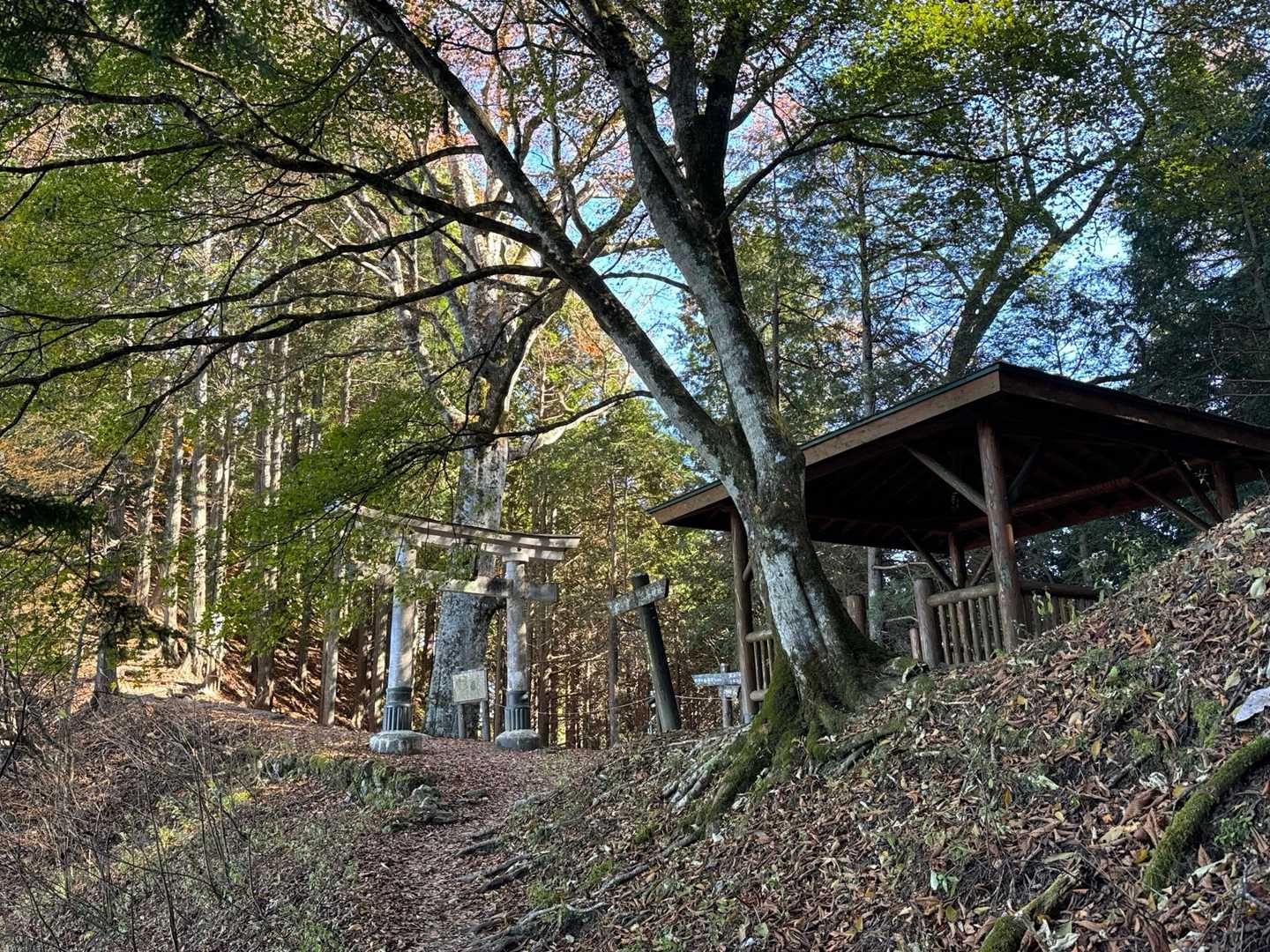 相方はこの四阿でリタイア😆
参拝者でした😅