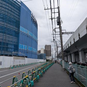 駅ビルを東口から出て、北側線路沿いをテクテク進むと．．．
左側に建設中のビルが見えます。
これは新しく出来る．．．厚木市役所などが入る複合施設「あつめき」です。

★★厚木バスセンター東側に整備中の複合施設あつめきは令和9年5月に建設工事を終え、10 年1月の開館を目指して準備を進めます。
同施設は、公共交通機関からアクセスしやすい中心市街地の核となる区域に、市民の皆様の交流拠点となる未来・図書館や多くの市民の皆様が利用する市庁舎、国・県の行政機関などを一体的に整備している施設です。
中心市街地の活性化や災害対応力の強化、公有財産の有効活用のほか、人口減少・超高齢社会に対応したコンパクト・プラス・ネットワークによる持続可能なまちづくりの推進を目指しています。
手続に訪れる市民の皆様が旧庁舎と行き来することがないよう、本市機能（未来・図書館、市庁舎、消防本部）は一斉の開館を目指します。
なお、県の行政機関の開館時期は令和10年1月、国の行政機関の開館時期は令和8年4月現在検討中です。
https://www.city.atsugi.kanagawa.jp/material/files/group/39/kaikann2.pdf