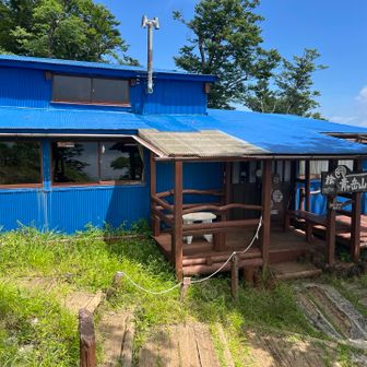 ひたすらアップダウンをこなすこと2時間、やっと到着。平日は休みなので水補給できないので縦走では注意が必要ですね