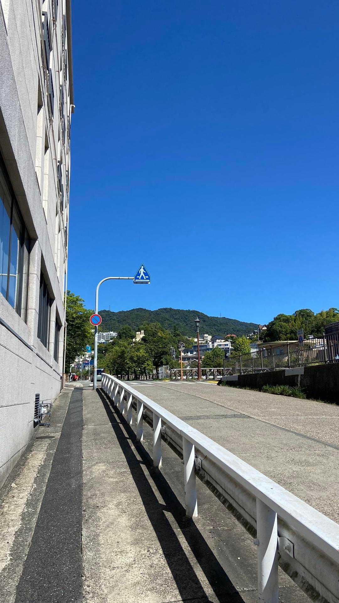 気を取り直して、芦屋川駅からスタート。住宅街は日傘をさして歩きます。