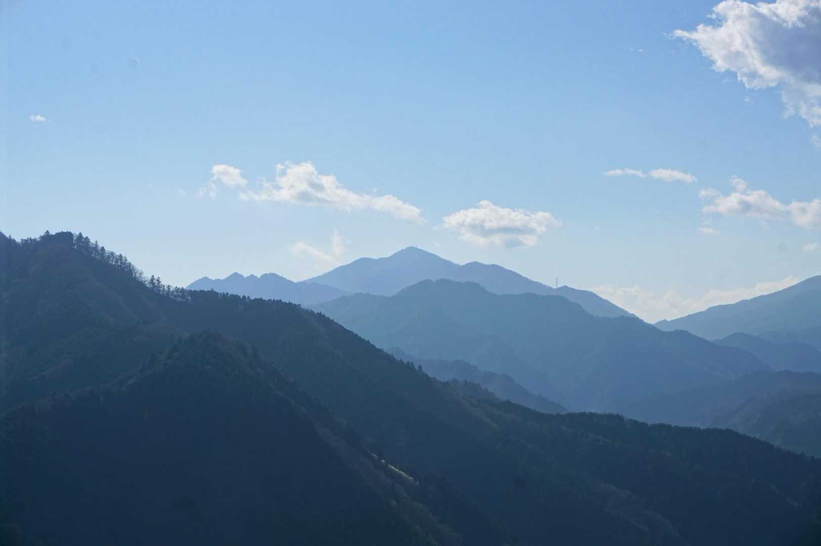 大山と左に三峰山