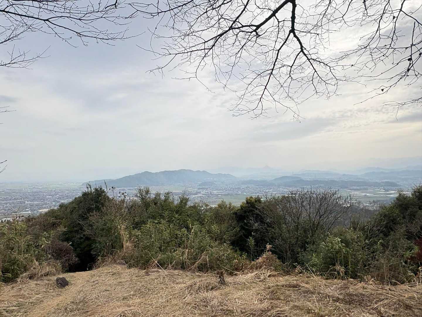 東に雁回山、北から見ても西から見ても横長だね⛰️
うっすらトンガリは甲佐岳かな。
阿蘇は雲の中😶‍🌫️
なかなか制覇できない脊梁達😅