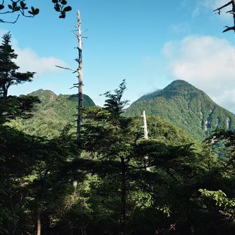 鋸山（左）と　皇海山（右）