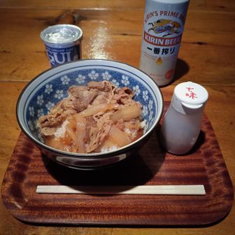 夕食はレトルトの牛丼🐮
小屋番さんから、百間洞や熊の平小屋で食事提供がなくなったのは、いわゆる働き方改革の流れで、現行のスタッフさんの数では食事を出すと法定就労時間を越えてしまうためと伺いました。