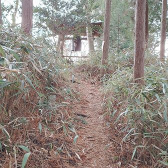 尾根道に進むと鐘撞堂が見えます。