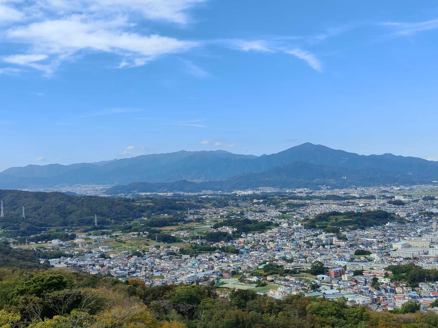 こちらはテレビ塔からです。
口が痛く何も食べられないので、家族が食事をしている間、1人寂しく丹沢や新幹線🚅を眺めています。