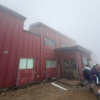 帰りは頂上山荘でバッジと手拭いゲット