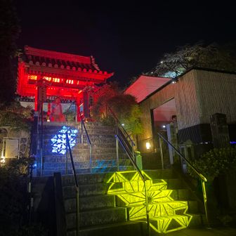 山門が真っ赤
