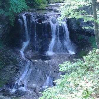 下山。平和滝。昔は、降りれたけど、いまはあ、下に降りれなくなったていました。ウン十年ぶりに来た😅