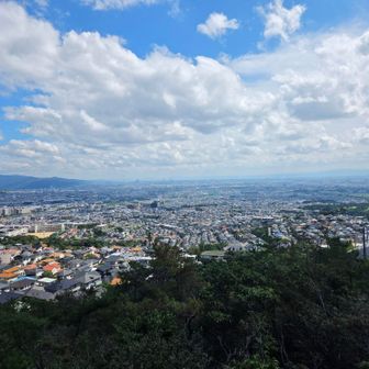 逆瀬川小学校からの景色
大阪平野、五月山、箕面、遠くは生駒まで一望できます。
登山口でもうこれだけの景色✨