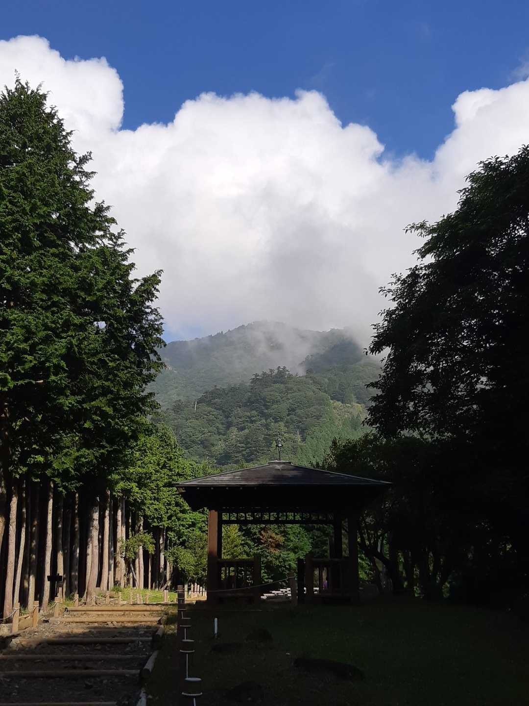 見晴台から
山頂は雲がかかってる、
富士山は見えないかな？