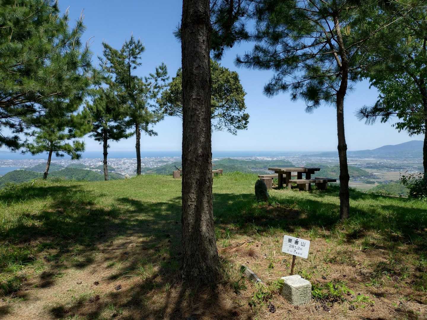 広々とした山頂で見晴らし良いとこです