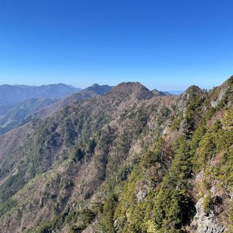 すぐ先の展望岩からエビラ山方面
今から行くよ〜