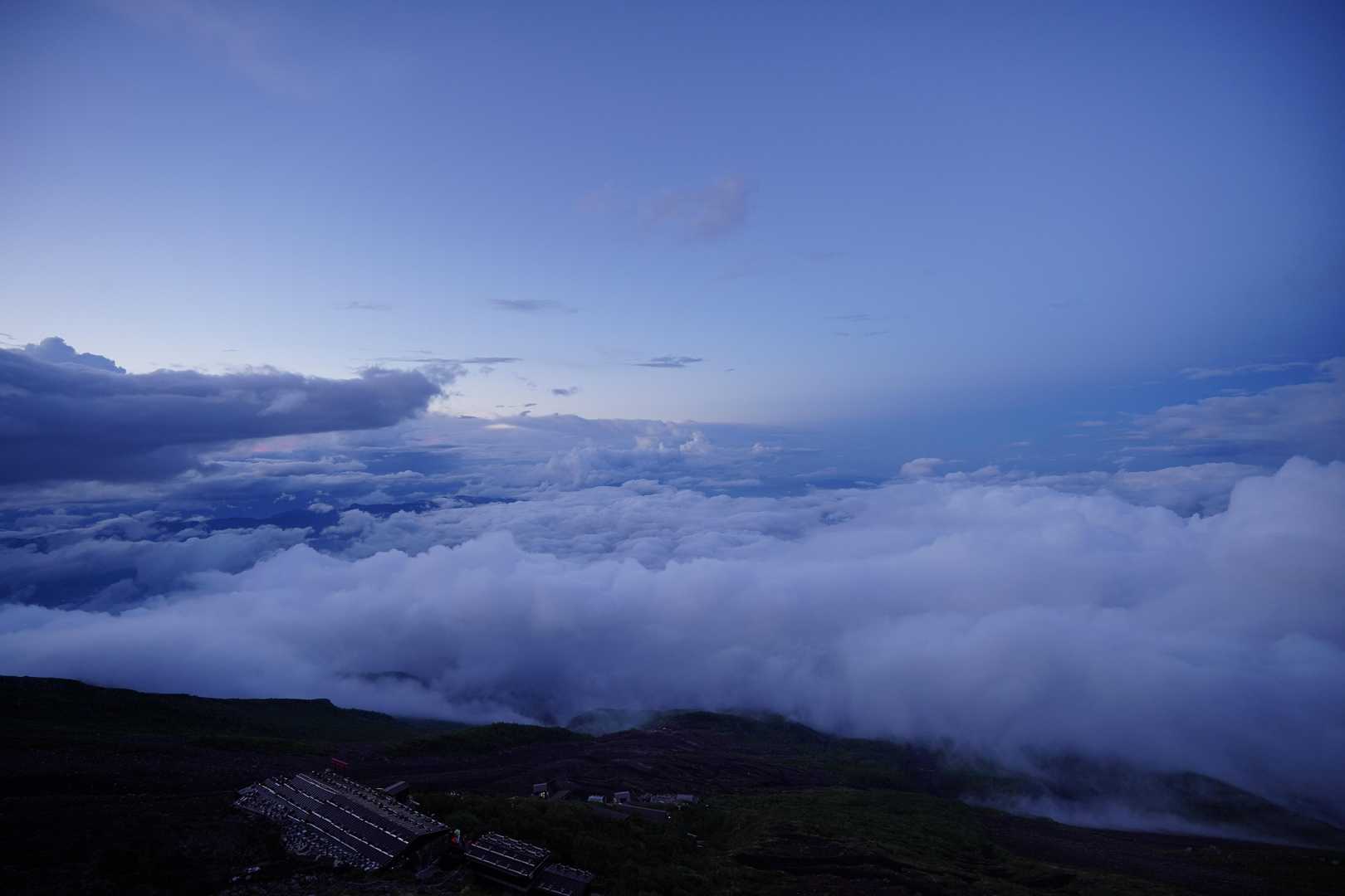 暫く外で夕焼け待ちするも残念。20時頃激しい雨と落雷があるも1時間ほどで止みました。その後満点の星空とお月様が見えた