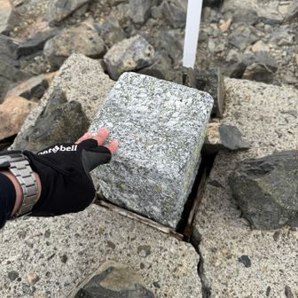 そこからも地味に登り赤石岳登頂！一等三角点最高峰！！