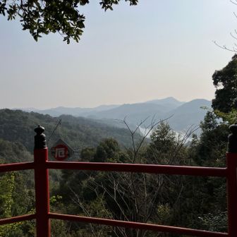 鳥居のそばから。向こうに見えるのはダム。