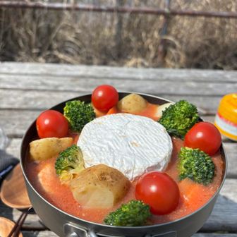 カマンベールチーズトマト鍋加熱前