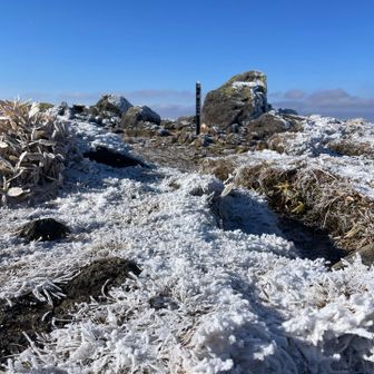 扇ケ鼻山頂はやや雪。
