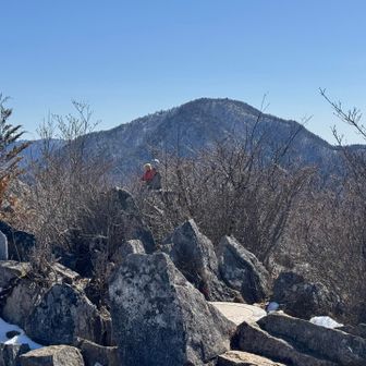 お地蔵さんの後ろに黒岳⛰️