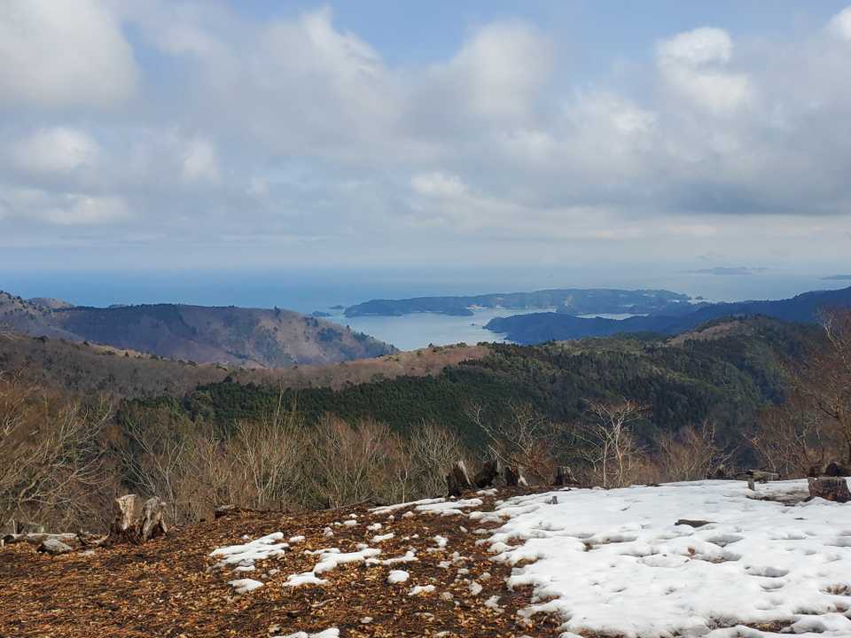 でもね、ここからの景色は素晴らしい!!女川の海と太平洋と、遠くに見えるのは金華山?いや出島(いずしま)かな?