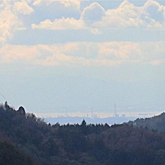 山の間から見えるのは名古屋港？