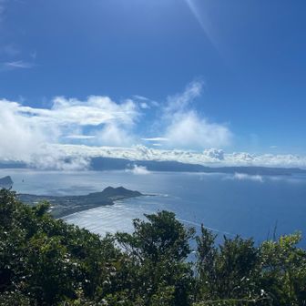 長崎鼻、灯台（🚙で15分）帰りに寄ろう！
その向こうは屋久島。