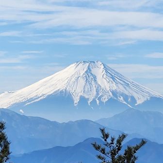 次のピーク茅丸から見た富士山。