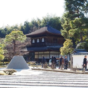 白く輝く銀沙灘（ぎんしゃだん）と向月台（こうげつだい）も映えますね。
庭園は、国の特別史跡・特別名勝に指定されており、素晴らしいです。