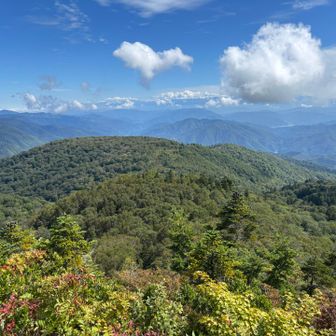 北アルプスは雲の中、手間の台地がこれから行く木平湿原