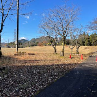 この先に行きたいのに、工事してて、行けない💦さすがに工事の横は突っ切ったらダメだよね😅