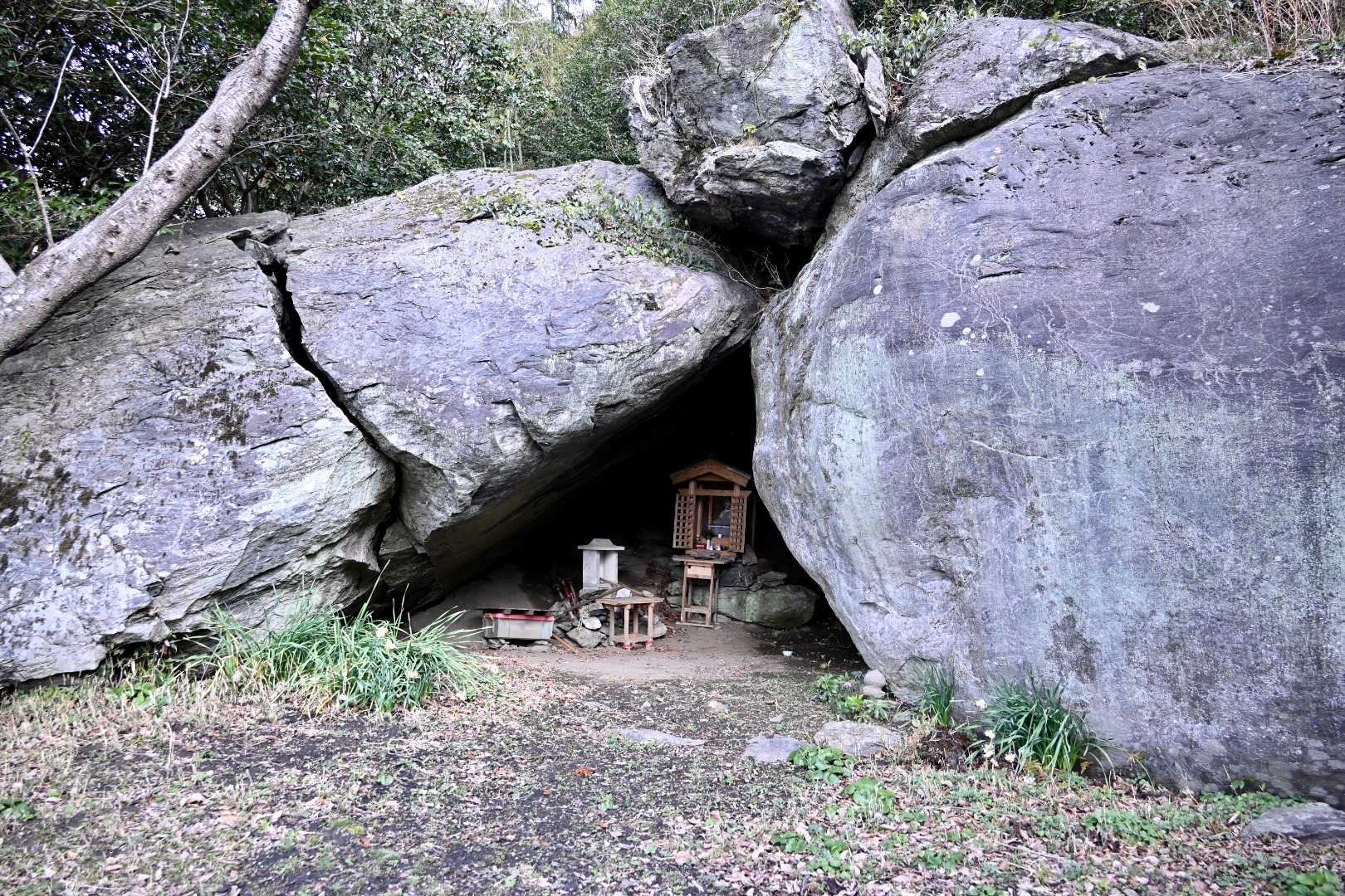 張られたロープの動線に沿って降ると、岩と岩との間に小さな仏様が祀られていました🙏