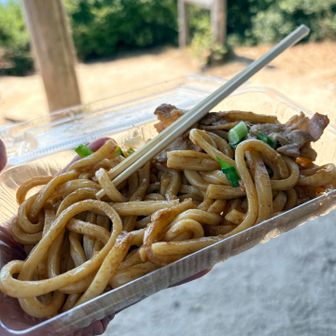 高倉台のスーパーでお昼買うつもりが、潰れて更地に😨寝込んでる間に色々変わっててびっくり。
けど、お店が一つだけ開いてました。