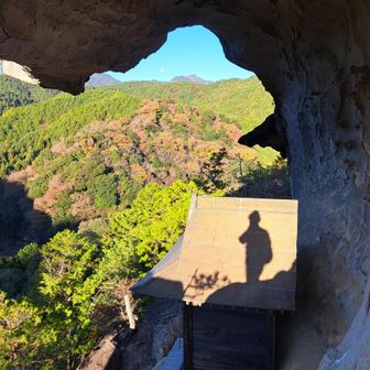 遊び場で岩屋本堂の屋根方向。私の影が写りました。
この後の岩登りが最難所。