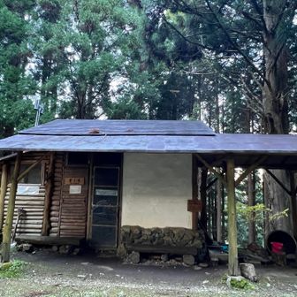 不通に泊まってみたくなる小屋ですね