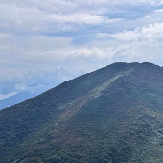ニセコアンヌプリの影に雲を纏った羊蹄山