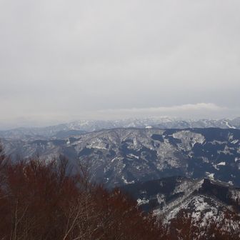 その左、奥に白木峰方面