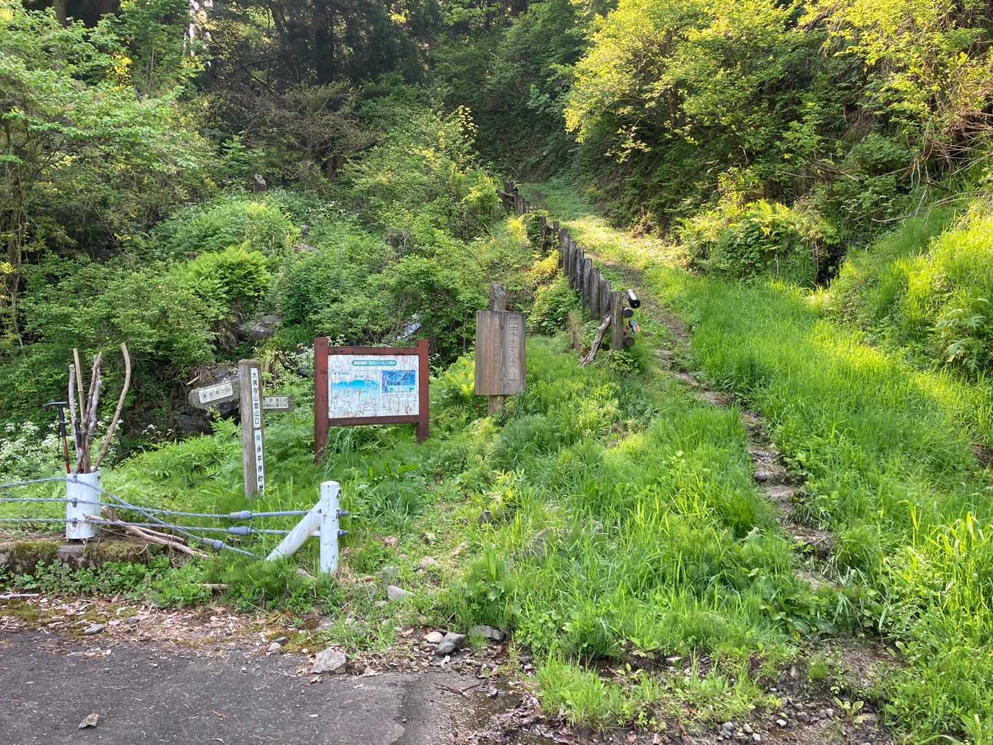登山口です。ここまで車🚗で行けます。駐車スペースもあります。