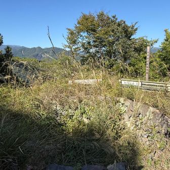 ラストピークむすび山
大月防空監視哨
草ぼうぼうで分かりづらいですね