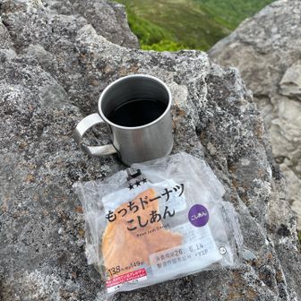 いつもの｡
コーヒー飲んだら下山です。
お日様はもうガスの向こう｡
ガスが流れて来てます。
羊蹄山はすでに雲の中です。
ホロホロ山もガスがかかってしまいました。

この後、無事に下山しました。