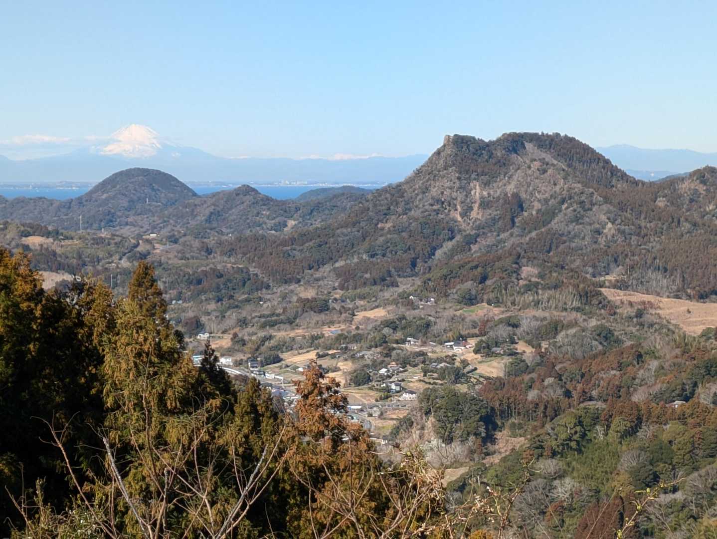 一昨年登ったネコ耳の富山（とみさん）がどーん👀
おととい鋸山に登ってしまったのでインパクト弱いけど富士山も見える😆