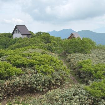 山頂から避難小屋とトイレ